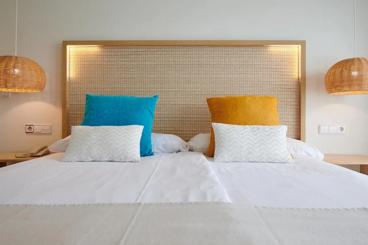 Hotel Apartamentos Cala 산타니