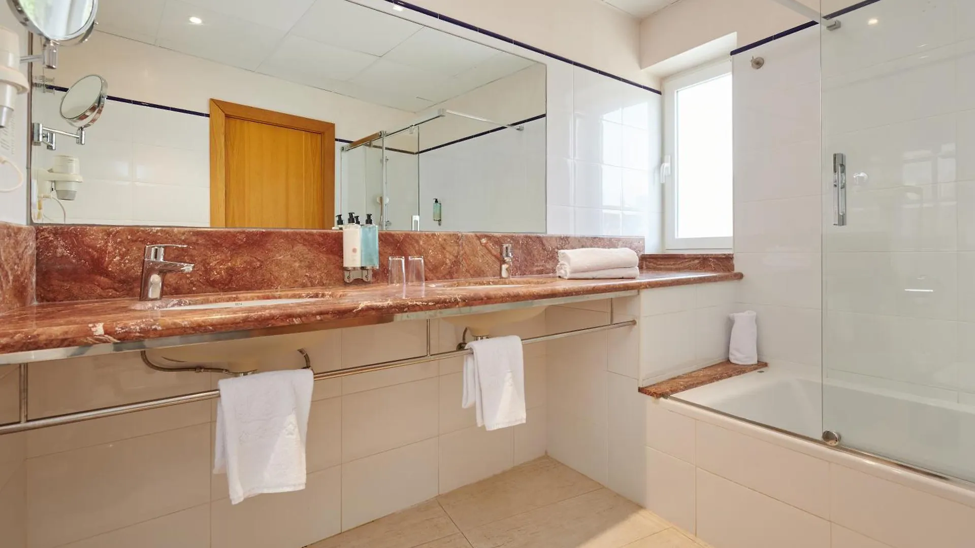 Hotel Apartamentos Cala 산타니