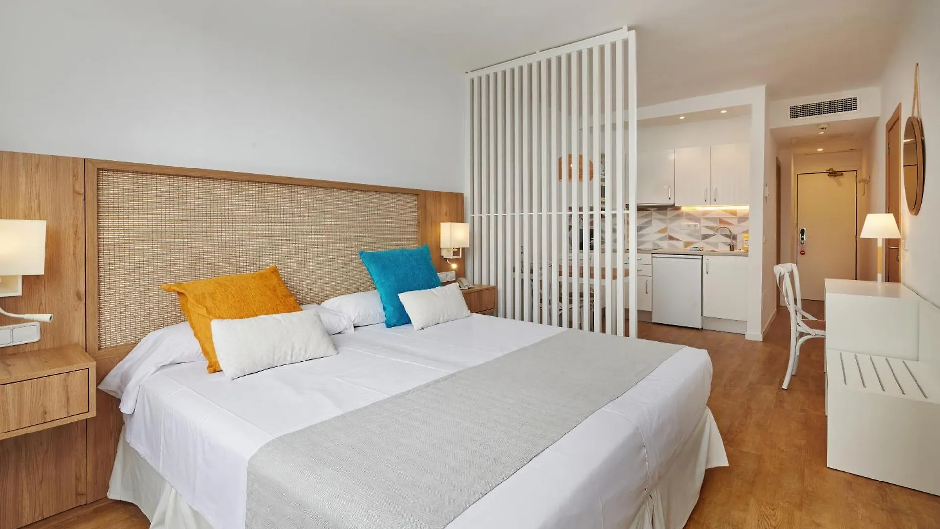 Hotel Apartamentos Cala 산타니