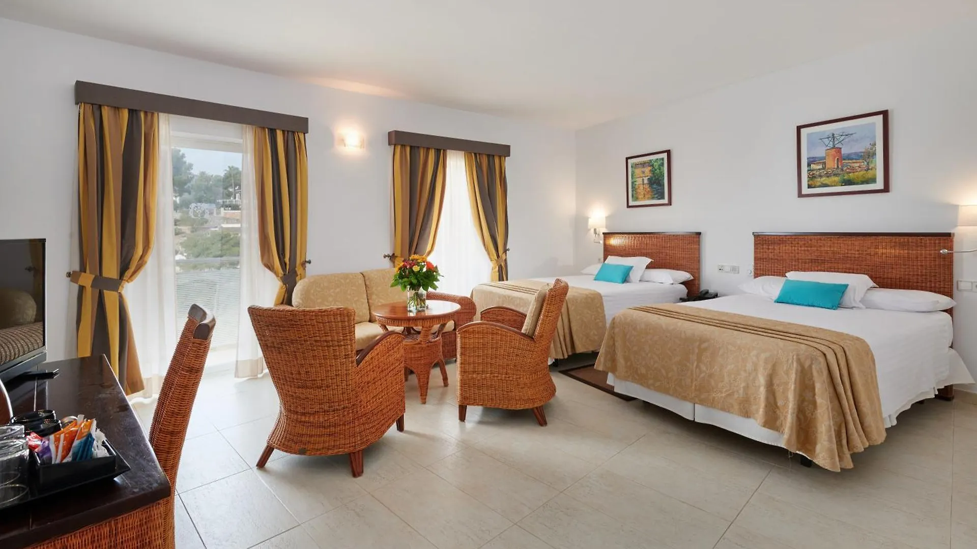 Hotel Apartamentos Cala 산타니
