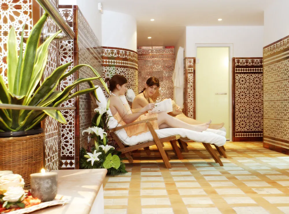 Hotel Apartamentos Cala 산타니