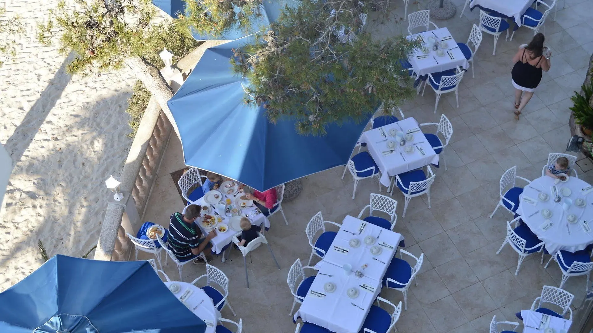 Hotel Apartamentos Cala 산타니